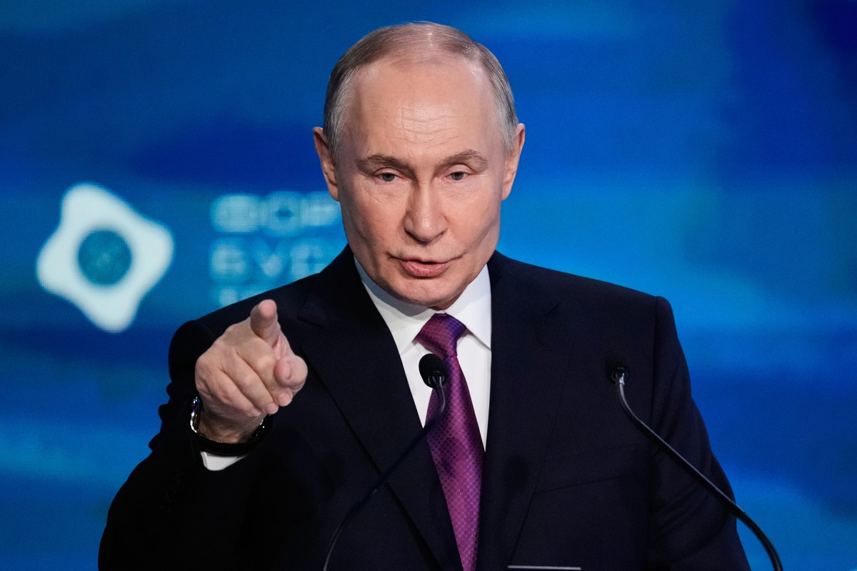 epa12776286 Russian President Vladimir Putin gestures while speaking at the plenary session of the Forum of Future technologies in Moscow, Russia, 25 February 2026. EPA/PAVEL BEDNYAKOV / POOL