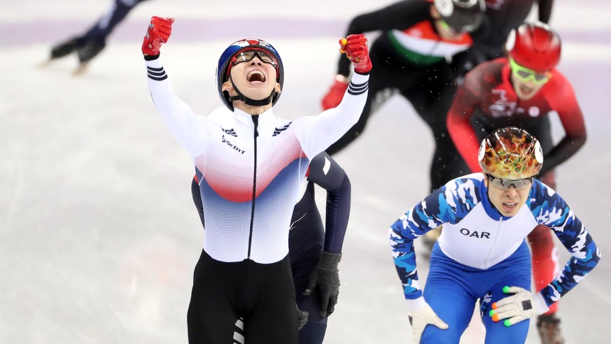 epa06511227 Lim Hyojun of South Korea (L) celebrates after winning in the Men&#039;s Short Track Speed Skating 1500 m final at the Gangneung Ice Arena during the PyeongChang 2018 Olympic Games, South  ...