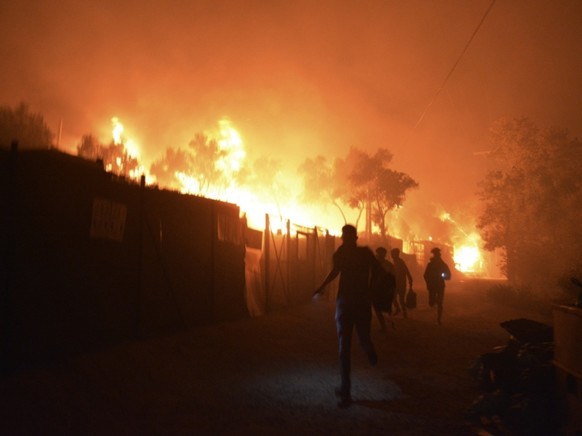 Im Fl�chtlingslager Moria auf Lesbos und dessen Umgebung sind mehrere Br�nde ausgebrochen. Starke Winde fachten die Flammen an. Foto: Panagiotis Balaskas/AP/dpa