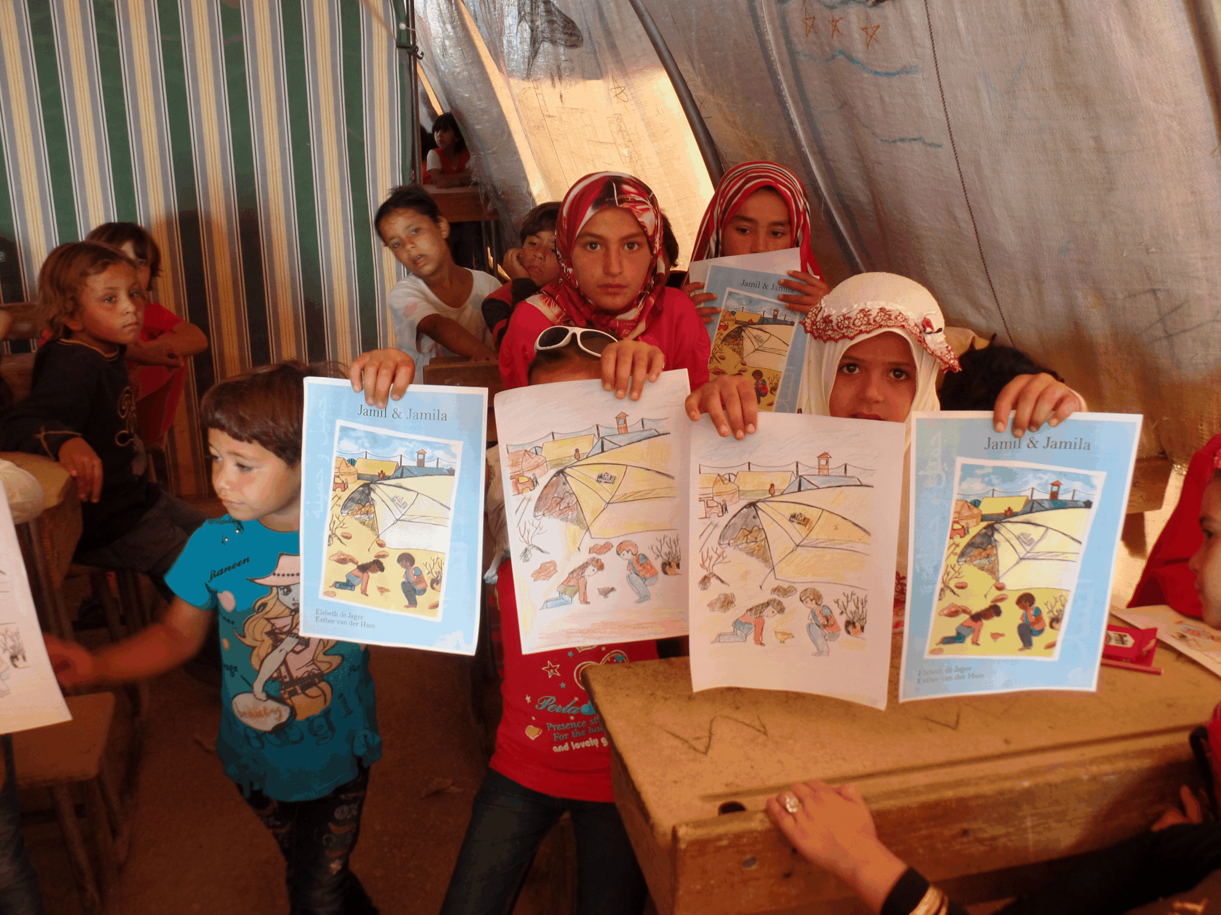 Syrische Flüchtlingskinder mit dem neuen Schulbuch «Jamil &amp; Jamila» von Ash-Sham Care.&nbsp;