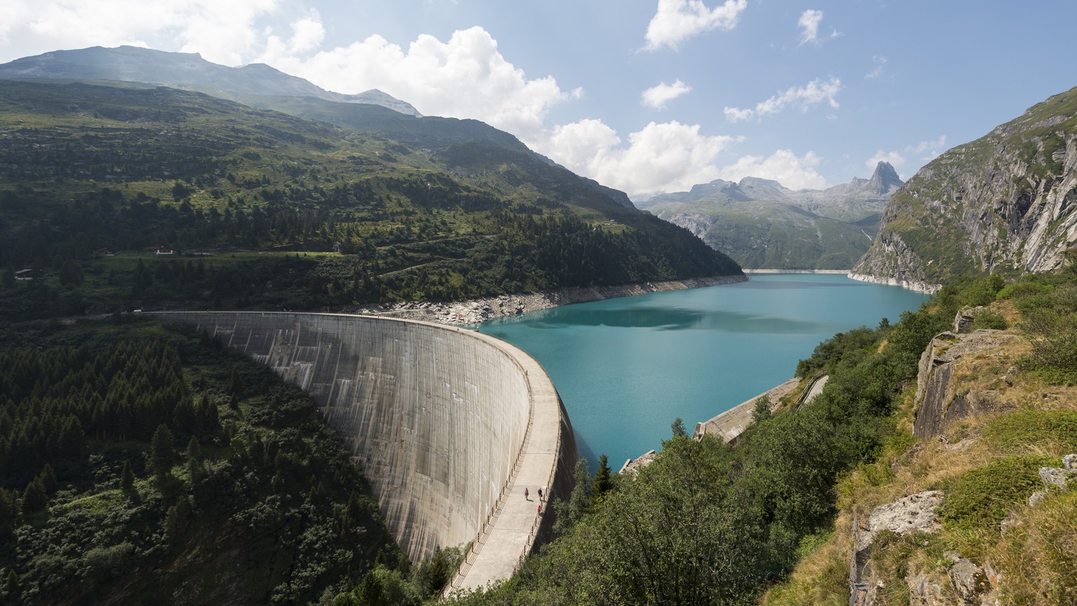 ARCHIV - ZUR WINTERSESSION 2019 MIT DEM THEMA WASSERKRAFT , STELLEN WIR IHNEN FOLGENDES BILDMATERIAL ZUR VERFUEGUNG - Blick auf Stausee und Zervreilahorn (2898 Meter ueber Meer), aufgenommen am Dienst ...