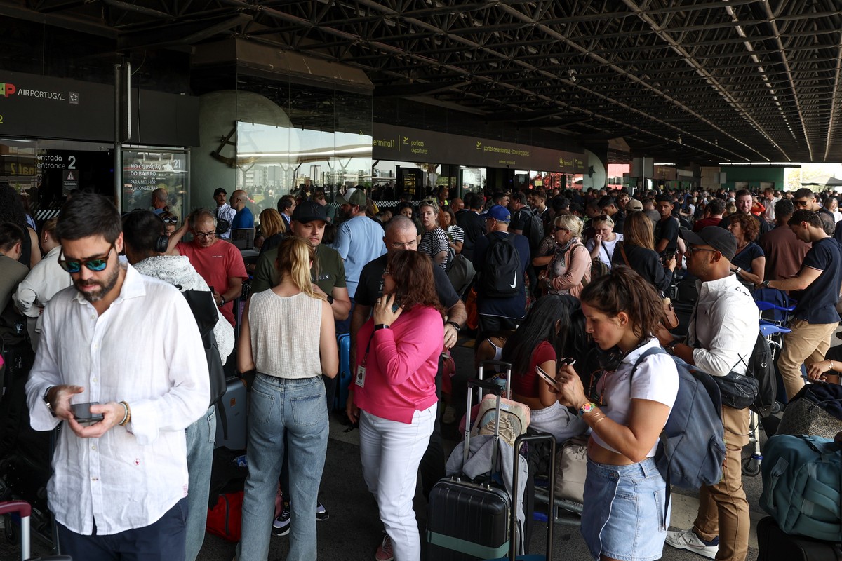 epa12060539 Commuters wait at the entrance of departures at Lisbon's Humberto Delgado airport as the area is closed due to the blackout affecting Spain and Portugal, in Lisbon, Portugal, 28 April ...