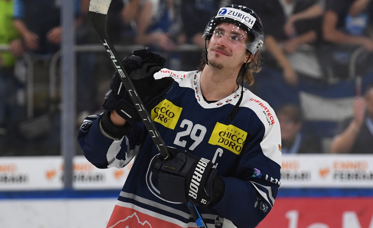 Ambri's player Michael Fora celebrates the victory at the end of the National League 20201/22 regular season game between HC Ambri Piotta against HC Lugano, at the Gottardo Arena in Ambri, Friday ...