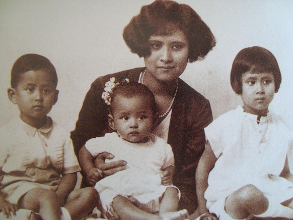 Familienfoto mit Bhumibol in der Mitte, 1929.
https://commons.wikimedia.org/wiki/File:Mom_Sangwal_and_children.JPG