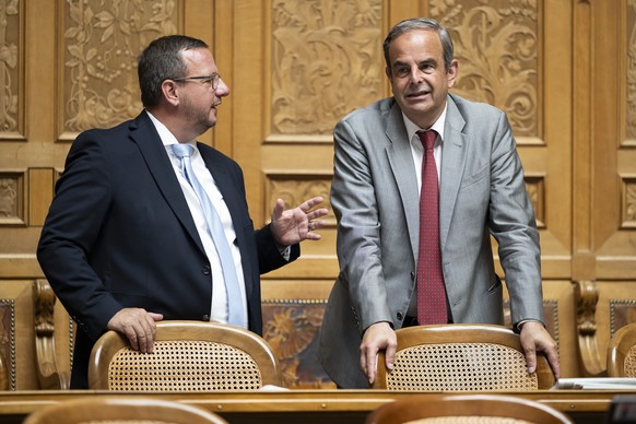 Nationalrat Philipp Matthias Bregy, Mitte-VS, links, und Nationalrat Gerhard Pfister, Mitte-ZG, rechts, sprechen waehrend der Sommersession der Eidgenoessischen Raete, am Mittwoch, 18. Juni 2025 im Na ...