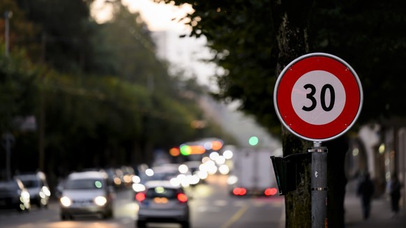 Des voitures circulent sur la route devant un panneau 30km/h sur le Boulevard de Perolles le lundi 2 octobre 2023 a Fribourg. Pour lutter contre le bruit routier, la Ville de Fribourg prend des mesure ...