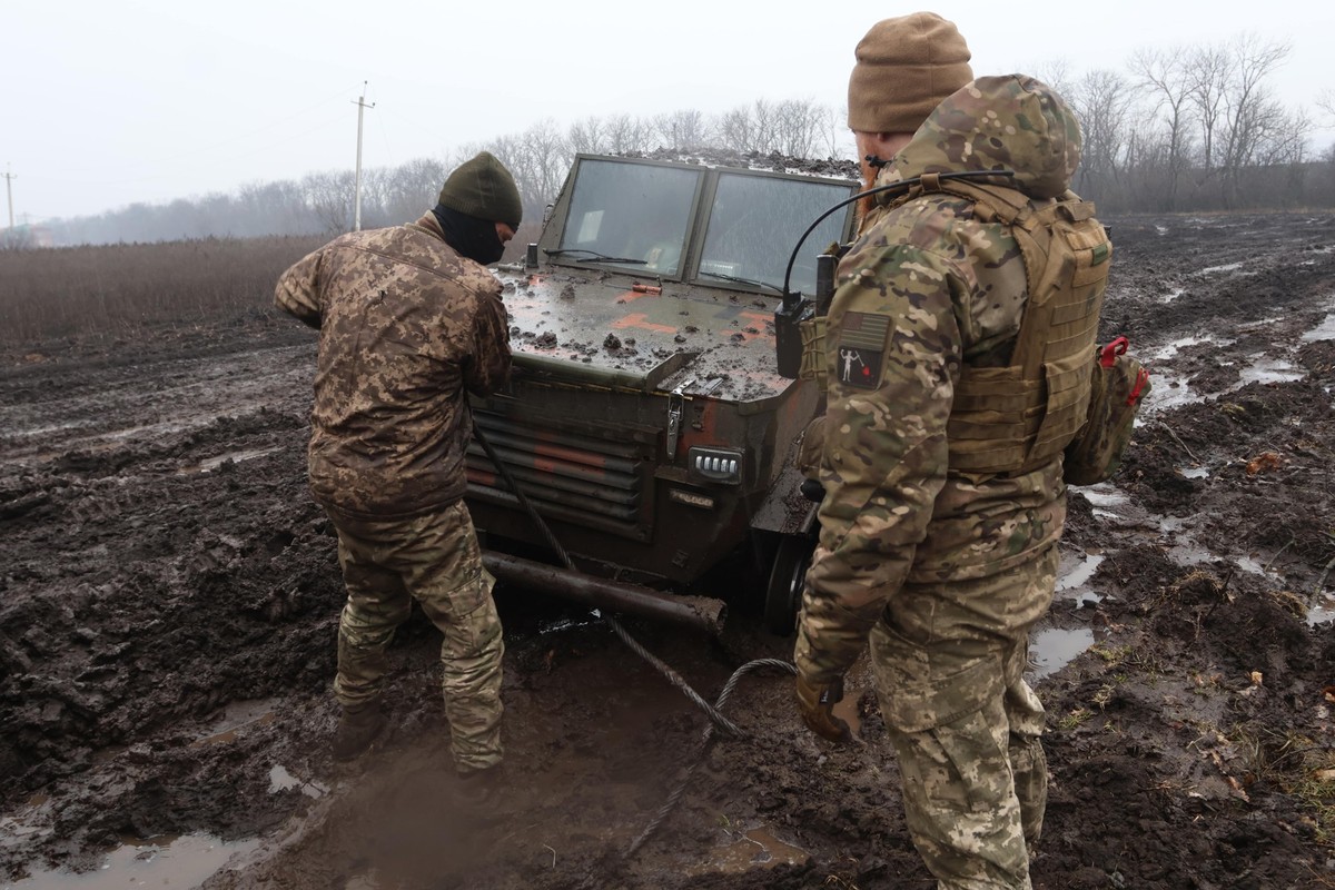 Un blindé ukrainien bloqué dans la boue dans la région de Donetsk.