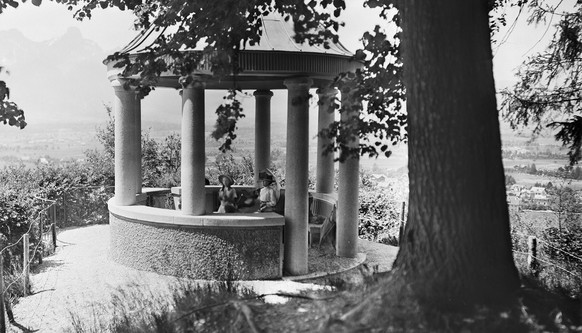 Pavillon auf dem «Jakobshübeli», 1912, fotografiert von Jean Moeglé.
https://katalog.burgerbib.ch/detail.aspx?ID=208761