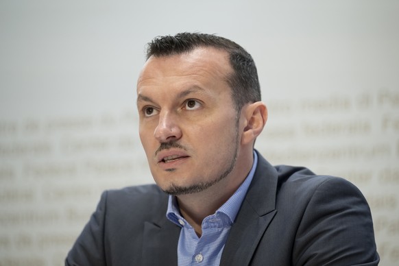 Arber Bullakaj, Praesident von Aktion Vierviertel, spricht an einer Medienkonferenz von das komitee fuer die Demokratie-Initiative: Fuer ein Grundrecht auf Einbuergerung, am Dienstag, 23. Mai 2023 in  ...