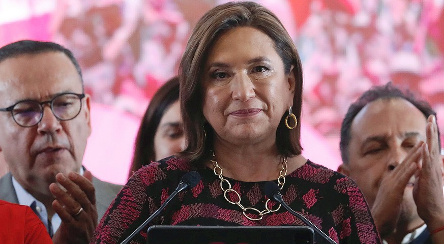 epa11386686 Mexico&#039;s presidential candidate Xochitl Galvez (C) addresses a press conference after the electoral night in Mexico City, Mexico, 03 June 2024. Galvez acknowledged the victory of her  ...