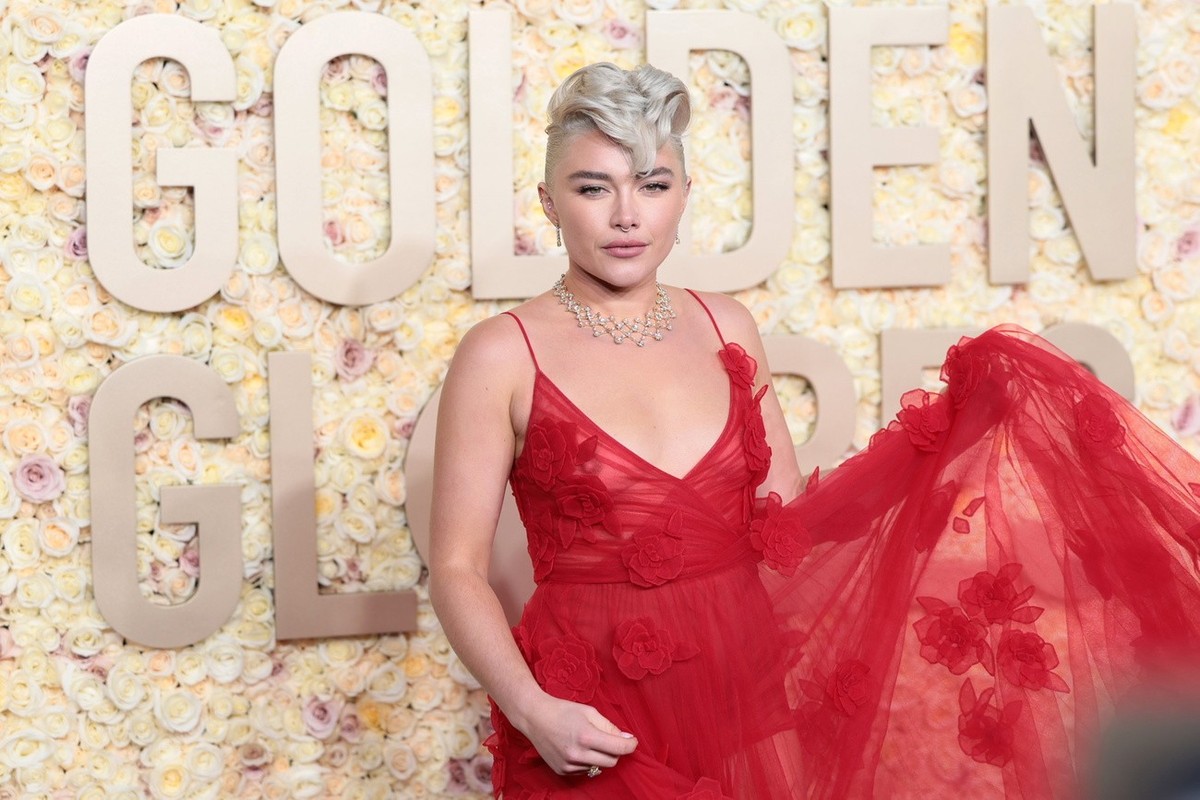 epa11063814 Florence Pugh arrives for the 81st annual Golden Globe Awards ceremony at the Beverly Hilton Hotel in Beverly Hills, California, USA, 07 January 2024. Artists in various film and televisio ...