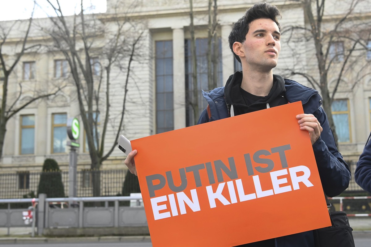 16.02.2024, Berlin: Ein Unterst�tzer des russischen Aktivisten Alexej Nawalny h�lt ein Schild "Putin ist ein Killer" vor der russischen Botschaft in Berlin. Nach Angaben der Justiz in seiner ...