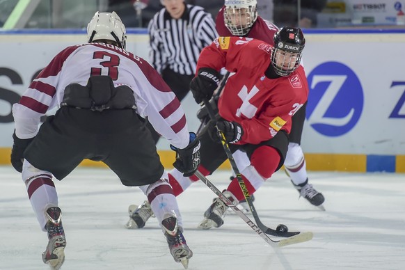20.04.2015; Zug; Eishockey U18 WM - Schweiz - Lettland;
Christian Pinana (SUI) gegen Gvido Jansons (LAT) 
(Andy Mueller/freshfocus)