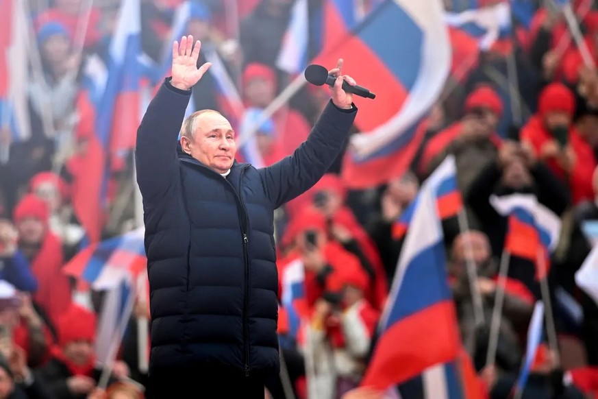Fahnen-Meer für den Präsidenten: Putin inszeniert sich.