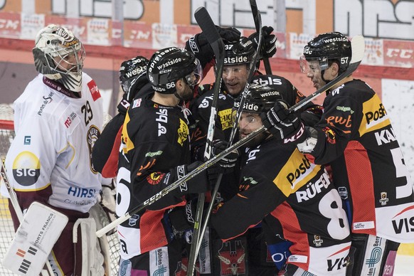 Berns Spieler feiern neben Genfs Goalie Robert Mayer den Treffer zum 2:1 im fuenften Eishockey Playoff-Viertelfinalspiel der National League zwischen dem SC Bern und dem HC Genf Servette, am Dienstag, ...