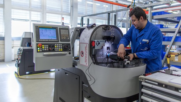 THEMENBILD ZU SWISSMEM STUDIE NUTZEN DER BILATERALEN VERTRAEGE FUER MASCHINENINDUSTRIE --- An employee of Swiss machine tool producer Tornos at work in the production hall in Moutier, Switzerland, on  ...