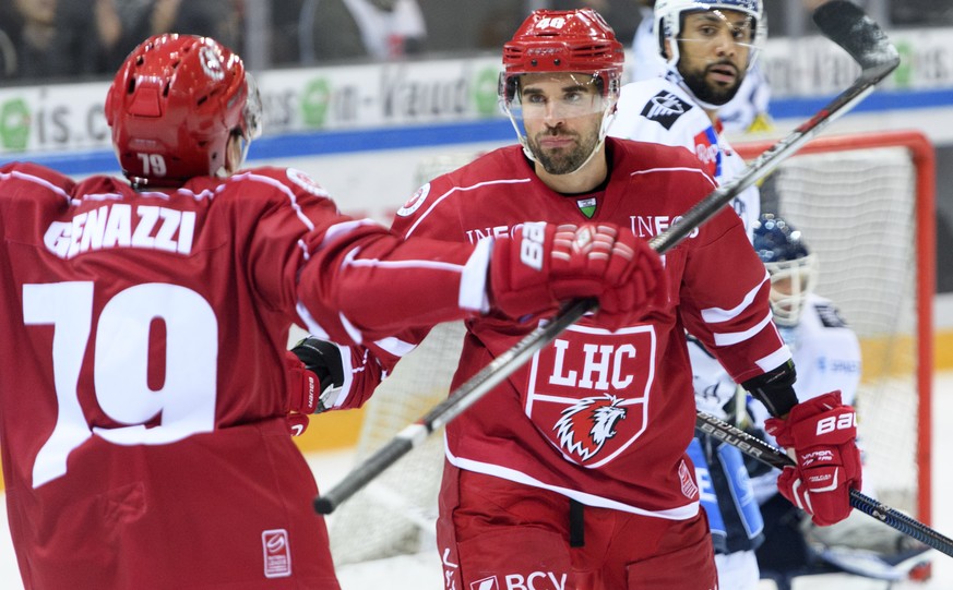 Le defenseur lausannois Joel Genazzi, gauche, et lÕattaquant lausannois Etienne Froidevaux, centre, celebrent le 2eme but devant le defenseur tessinois Michael Ngoy, droite, lors du match du championn ...