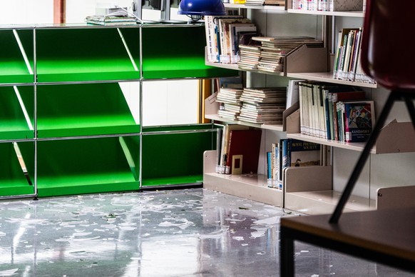 Durch ein grosses Unwetter mit heftigen Hagelsturm wurde die Grund- und Mittelschule in Lososne beschaedigt. Auf dem Bild zu sehen ist die Bibliothek der Schule, aufgenommen am Samstag, 26. August 202 ...