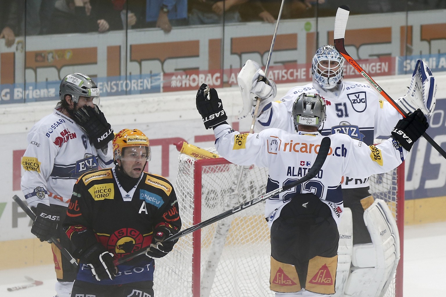 Der Zuger Goalie Tobias Stephan jubelt neben den Teamkollegen Tim Ramholt (l.)und Santeri Alatalo nach dem Schlusspfiff, während SCB-Stürmer Martin Plüss vom Eis schleicht.