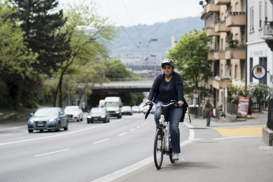 ARCHIV - ZUR MK DER STADT ZUERICH ZUR NEUEN PRAXIS FÜR DIE NUTZUNG DES TROTTOIRS DURCH VELOS STELLEN WIR IHNEN FOLGENDES BILDMATERIAL ZUR VERFUEGUNG - Eine Frau faehrt mit dem Fahrrad ueber die Roseng ...