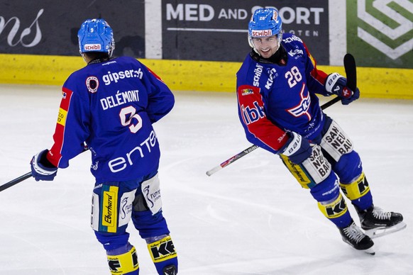 EHC Kloten Stuermer Axel Simic (#28) feiert sein Tor zum 2-1 mit Noah Delemont (#9) waehrend dem Qualifikationsspiel der Eishockey-Meisterschaft der National League zwischen den Teams EHC Kloten und S ...