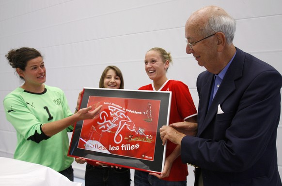 Nicht nur Eishockey in Huttwil: Ex-Fussballverbands-Präsident Ralph Zloczower an einem Tag der offenen Tür im Sportzentrum im Jahr 2009.