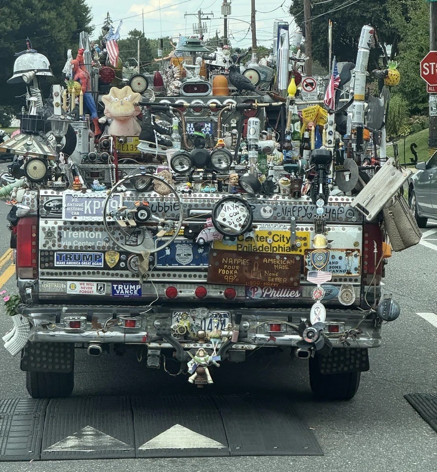 Wieviele Aufkleber und wie viel Ramsch willst du noch auf dein Auto pappen? 

https://www.reddit.com/media?url=https%3A%2F%2Fpreview.redd.it%2Fwhats-your-favorite-item-v0-qkz2nrq2htlf1.jpeg%3Fwidth%3D ...