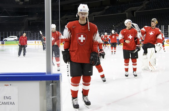 Switzerland&#039;s players defender Mirco Mueller, left, defender Ramon Untersander, 2nd right, and defender goaltender Reto Berra, right, after the official team photo taken by the photographer of II ...