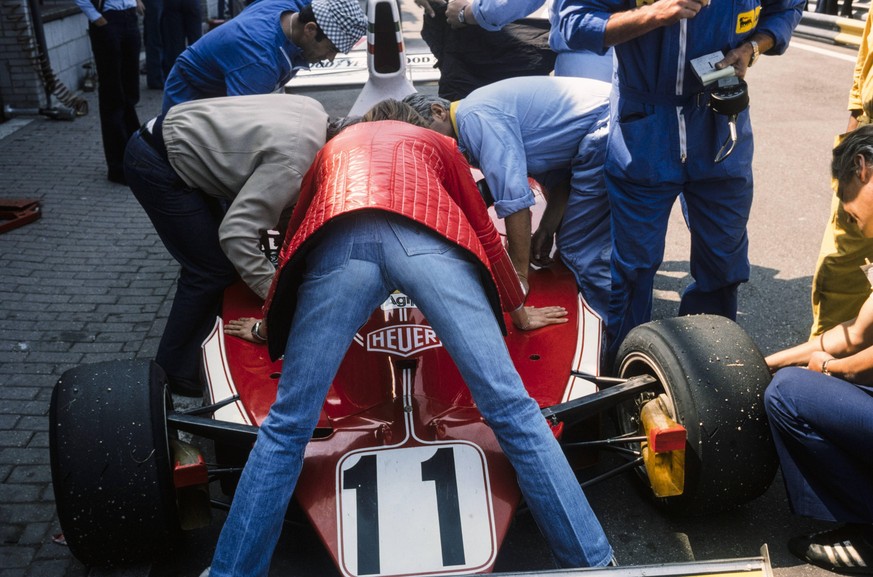 IMAGO / Motorsport Images

1975 Dutch GP ZANDVOORT, NETHERLANDS - JUNE 22: Luca di Montezemolo leans across the front of Clay Regazzoni s Ferrari 312T to talk with the driver in the pitlane during the ...