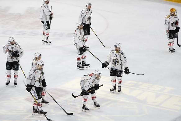 Luganos Topscorer Linus Klasen, rechts, und seine Teamkollegen nach dem Eishockey Meisterschaftsspiel der National League zwischen dem EHC Biel und HC Lugano, am Samstag, 1. Februar 2020, in der Tisso ...