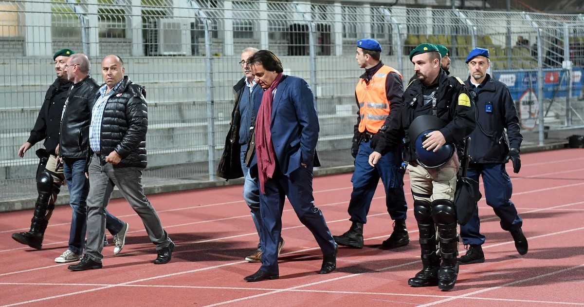 Sion's President Christian Constantin, center, escorted by the police, during the Super League soccer match FC Lugano against FC Sion, at the Cornaredo stadium in Lugano, Thursday September 21, 2 ...