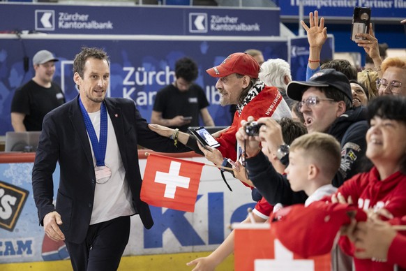 Fischer Patrick, Trainer der Schweizer Eishockey-Nationalmannschaft freut sich bei der Ankunft in der Stimo Arena anlaesslich der Medaillenfeier den Fans zu, aufgenommen am Montag, 27. Mai 2024 in Klo ...