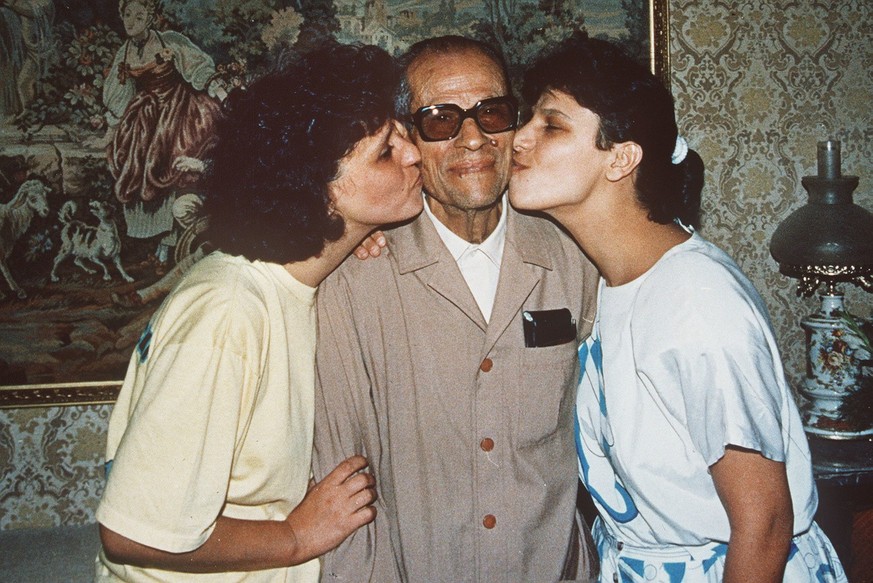 AEGYPTEN LITERATUR NAGIB MAHFUZ 1988
Naguib Mahfouz, the Egyptian who won the Nobel prize for Litterature, seen in his room in Cairo 1988, Egypt and with his two daughters. On Kalthoum, 31, left and F ...