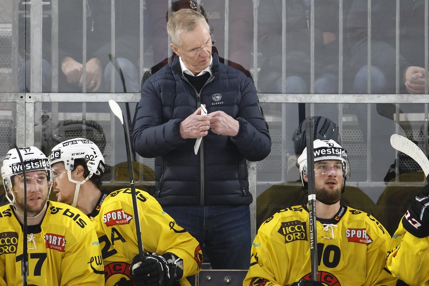 Bern&#039;s Head coach Kari Jalonen gestures behind his players forward Gian-Andrea Randegger, left, center Gaetan Haas, center, and forward Tristan Scherwey, right, during a National League regular s ...