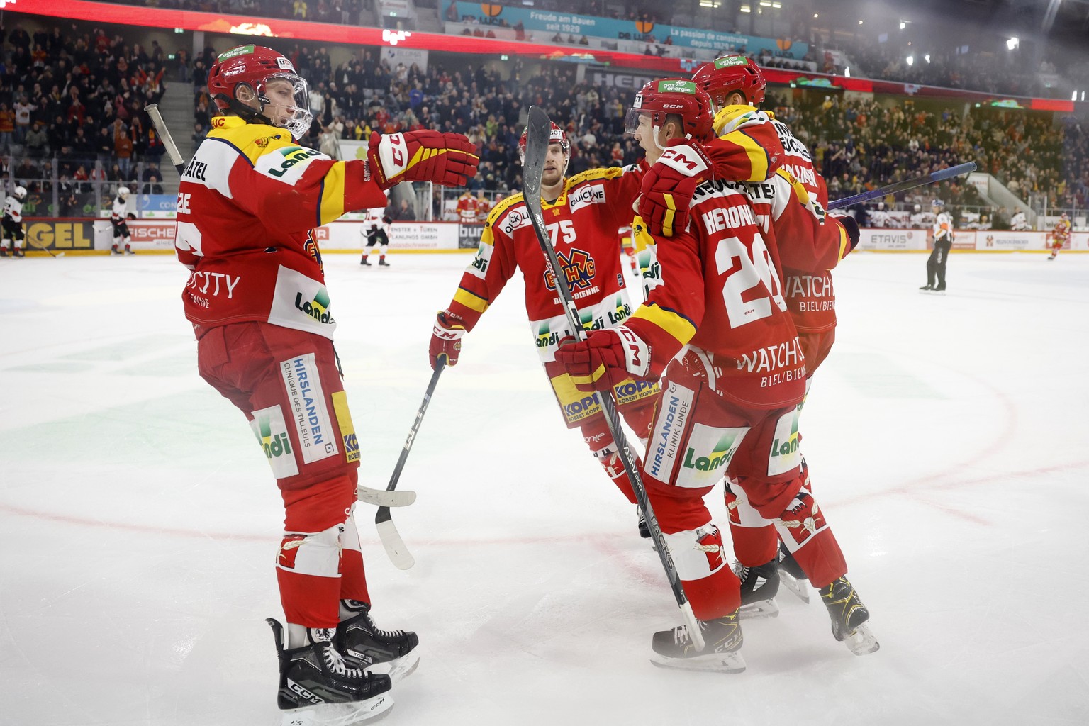 Biels Aleksi Heponiemi, vorne rechts, jubelt nach dem Tor zum 1-1 mit den Teamkollegen Mike Kuenzle, Alexander Yakovenko und Jere Sallinen, von links, im Eishockey Meisterschaftsspiel der National Lea ...