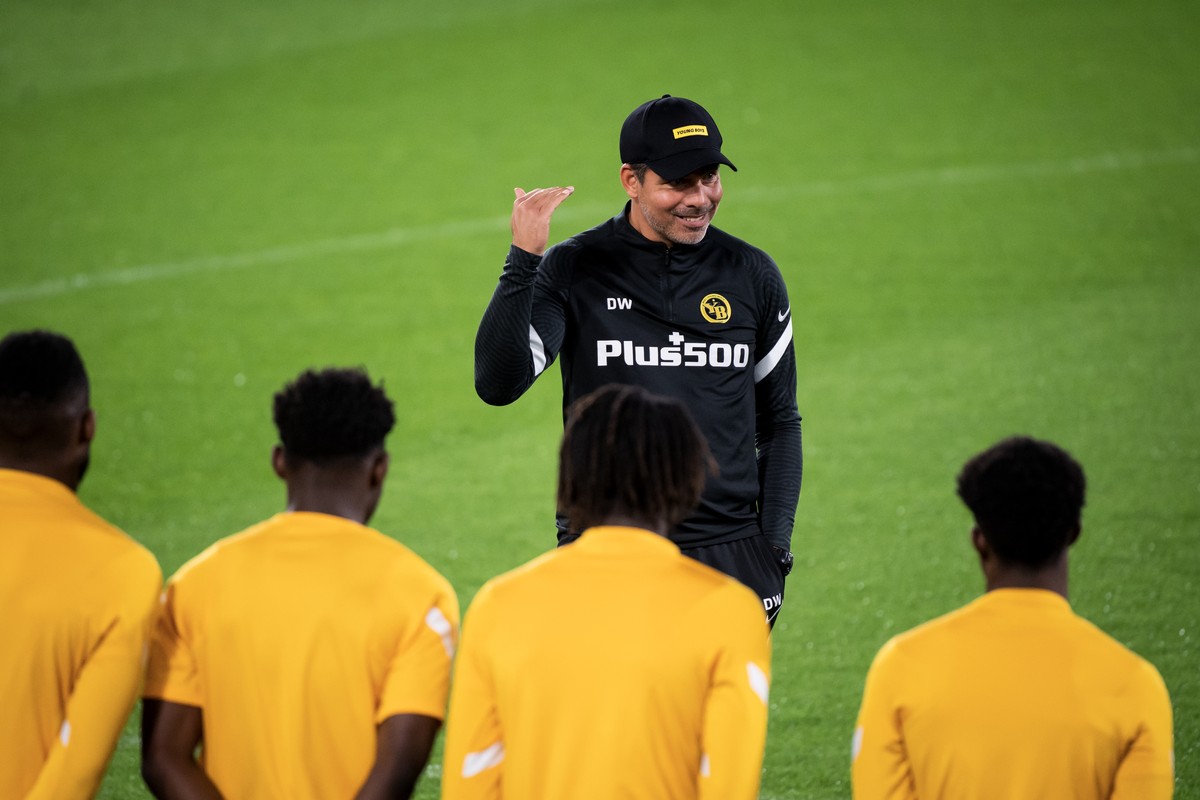 Young Boys' Head coach David Wagner talks to his players during a training session on the eve of the UEFA Champions League group F football match between Villarreal CF of Spain and BSC Young Boys ...