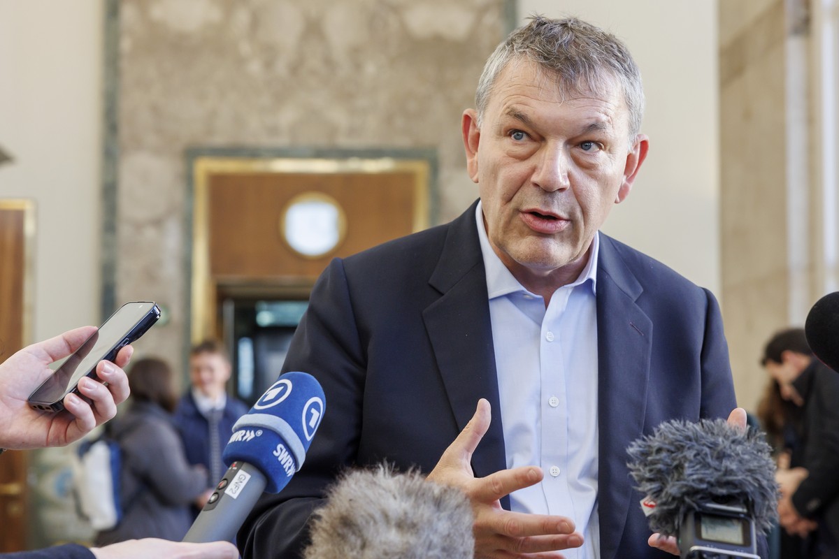 epa11149707 Philippe Lazzarini, United Nations Relief and Works Agency for Palestine Refugees in the Near East (UNRWA) Commissioner-General, briefs the media following his executive briefing to Member ...