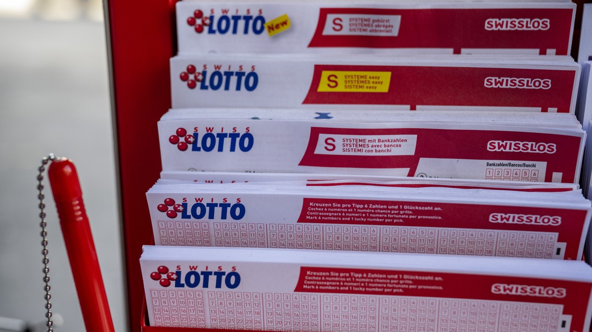 Lottoscheine von Swiss Lotto von Swisslos am Lottostand im Dorfzentrum von Stans am Dienstag, 13. Februar 2024. In der Ausgabe des Swiss Lotto vom Mittwoch, 14. Februar 2024 sind gute 48 Millionen Sch ...