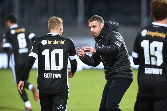 Lugano&#039;s player Mattia Bottani, left, and Lugano&#039;s Trainer Fabio Celestini, right, during the Super League soccer match FC Lugano against FC Sion, at the Cornaredo stadium in Lugano, Sunday, ...