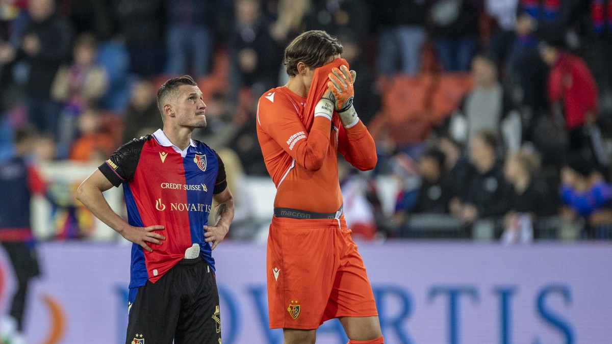 Die Spieler des FC Basel mit Taulant Xhaka, links, und Marvin Hitz, rechts, reagieren nach dem Super League Meisterschaftsspiel zwischen dem FC Basel und dem Servette FC vom Samstag, 21. Oktober 2023  ...