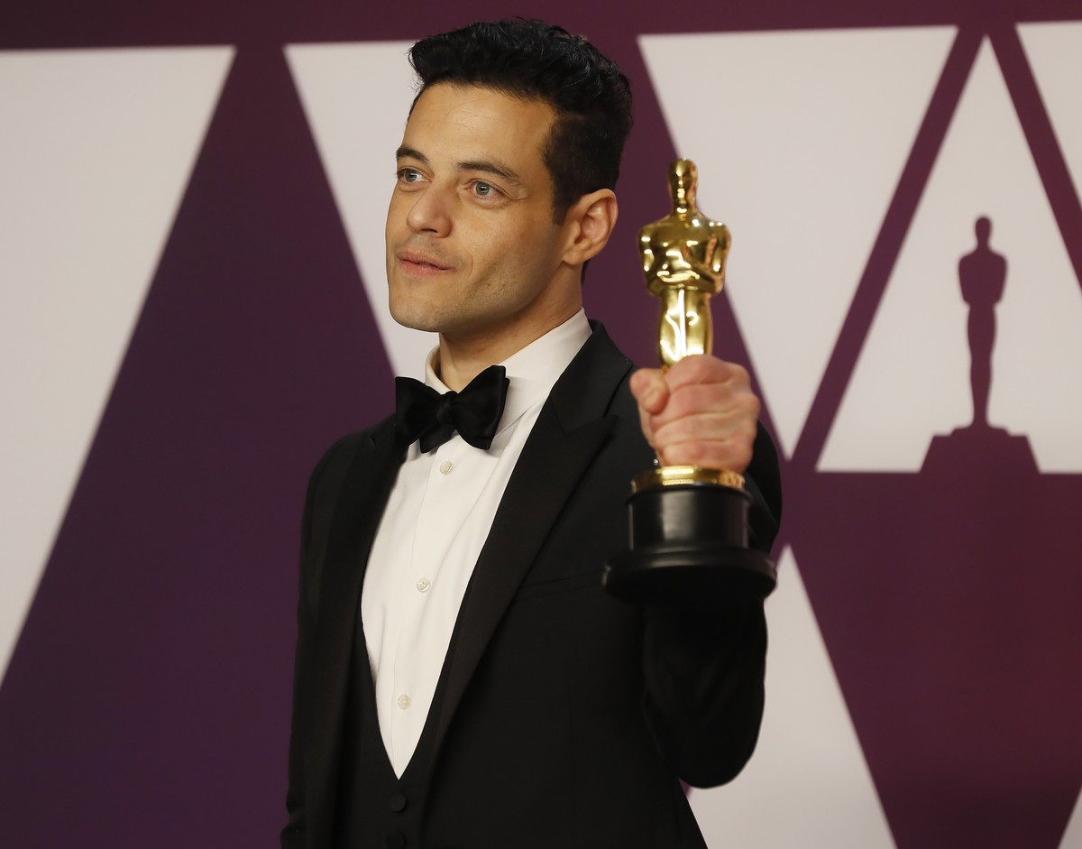 epa07395606 Rami Malek holds his Oscar for 'Best Actor in a leading Role' for 'Bohemian Rhapsody' as he poses in the press room during the 91st annual Academy Awards ceremony at th ...