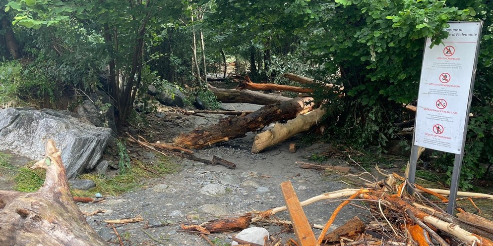 Am Samstagabend und in der Nacht auf Sonntag haben heftige Unwetter im Tessin und im Wallis für Überschwemmungen und Erdrutsche gesorgt. Im Maggiatal kamen bei einem Erdrutsch mindestens zwei Personen ...