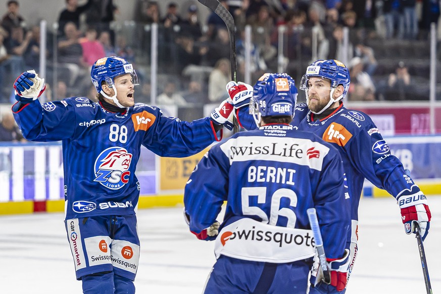 Malte Stroemwall (ZSC), links, jubelt mit Tim Berni (ZSC), Mitte, und Yannick Weber (ZSC), rechts, nach seinem Tor zum 4:1 im Eishockeyspiel der National League zwischen den ZSC Lions und dem EHC Biel ...