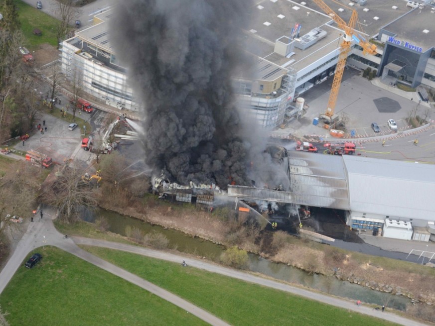 Der Brand einer Lagerhalle in Schmerikon verursachte am Dienstagnachmittag eine dicke Rauchsäule. Die Halle wurde vollständig zerstört.