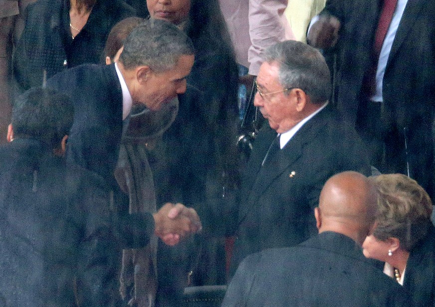 Ein erster Händedruck: Bei der Beerdigung von Nelson Mandela haben sich Obama und Castro die Hände gegeben.