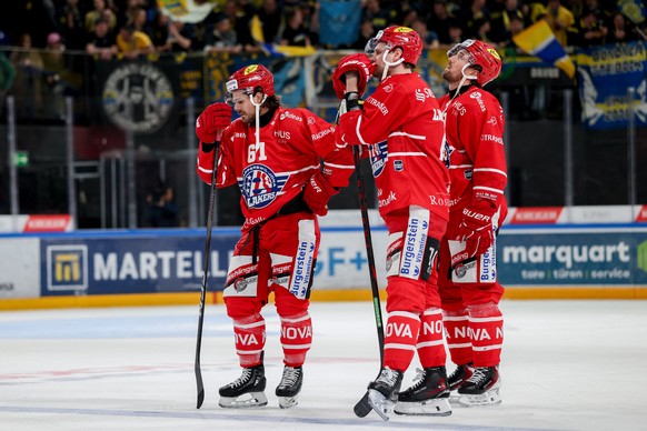 Enttaeuschte Rapperswiler mit Philippe Maillet (SCRJ), links, und Jacob Larsson (SCRJ), Mitte, waehrend dem Meisterschaftsspiel der National League zwischen den SC Rapperswil Jona Lakers und dem HC Da ...