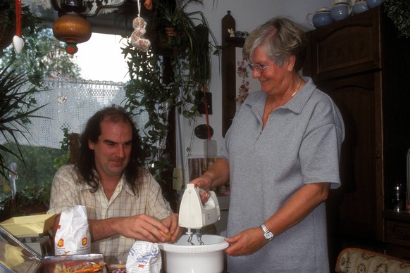 Bildnummer: 55314952 Datum: 02.04.1998 Copyright: imago/APress
Guildo Horn mit Mutter Lotti PUBLICATIONxINxGERxSUIxAUTxONLY HJ03B People Entertainment privat Shooting kbdia xmk 1998 quer Highlight Fa ...