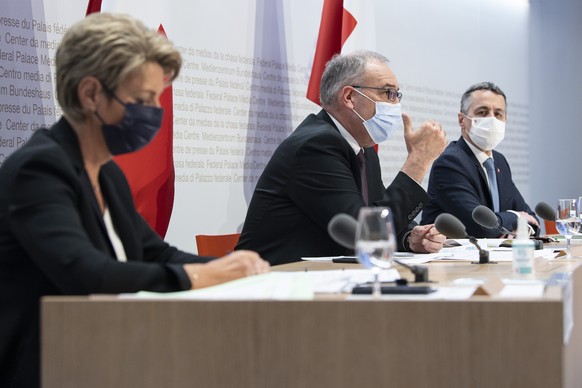 Bundesraetin Karin Keller Sutter, Bundespraesident Guy Parmelin und Bundesrat Ignazio Cassis, von links, sprechen an einer Medienkonferenz ueber das Rahmenabkommen mit der EU, am Mittwoch, 26. Mai 202 ...