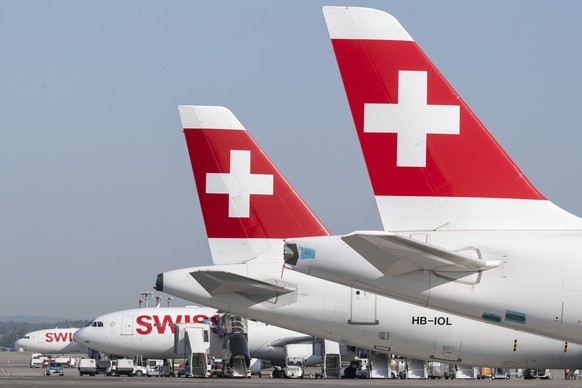 Parked planes of the airline Swiss at the airport in Zurich, Switzerland on Friday, 17 April 2020. The bigger part of the Swiss airplanes are not in use due to the outbreak of the coronavirus. (KEYSTONE/Ennio Leanza)