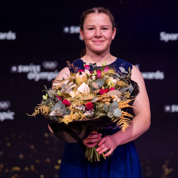 Stefanie Grob, SRF 3 Best Talent Sport, posiert nach der Verleihung der Sports Awards 2023 am Sonntag, 10. Dezember 2023 in Zuerich. (KEYSTONE/Philipp Schmidli)